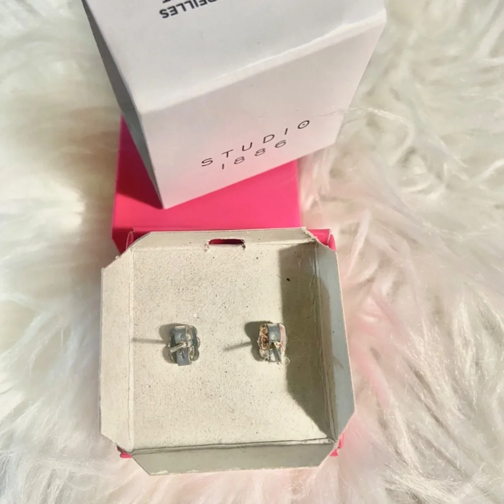 Avon Faux Pearl Earrings - Picture 4 of 4